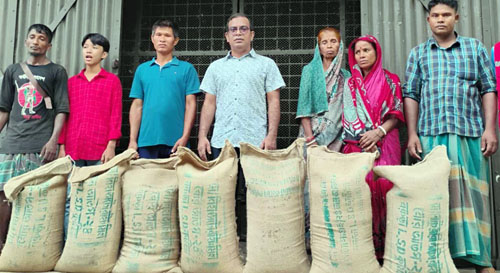 বিলাইছড়িতে ভারী বর্ষণে ক্ষতিগ্রস্থদের মাঝে ত্রাণ বিতরণ