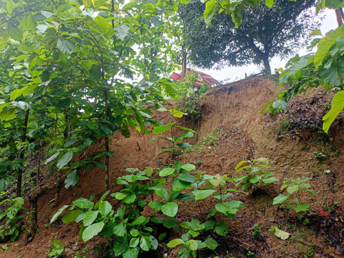 রাজস্থলী বাজার কেন্দ্রীয় বৌদ্ধ বিহারের পাহাড় ধস, দেয়াল স্থাপনের দাবি