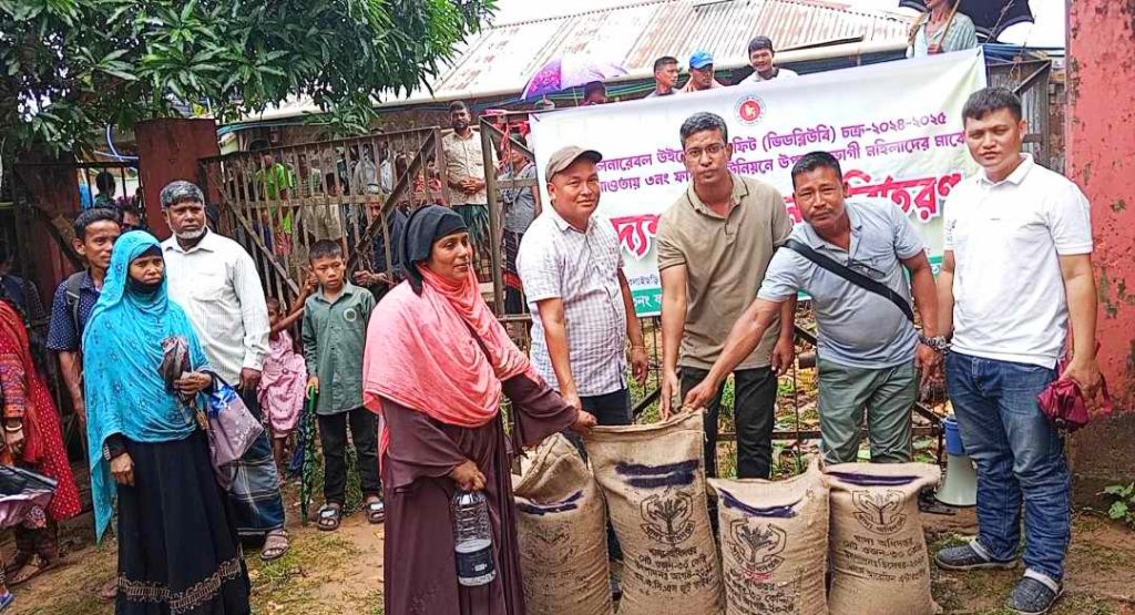 ফারুয়া ইউনিয়নে দুঃস্থ অসহায় মহিলাদের চাউল বিতরণ 