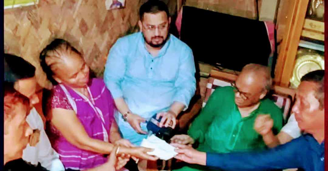 ফুটবলার ঋতুপুর্ণা চাকমার মায়ের পাশে তারেক রহমান