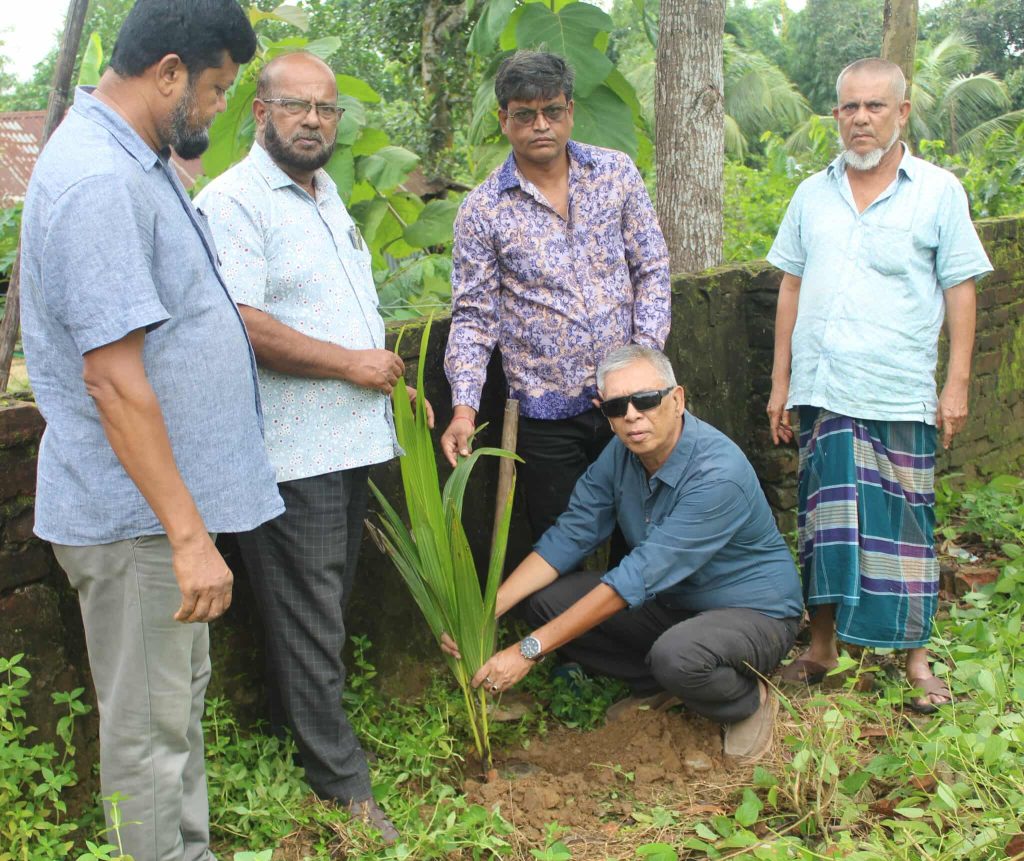 মানিকছড়িতে ফলজ গাছের চারা বিতরণ করেন পার্বত্য জেলা পরিষদ সদস্য কুমার সুইচিং প্রু সাইন