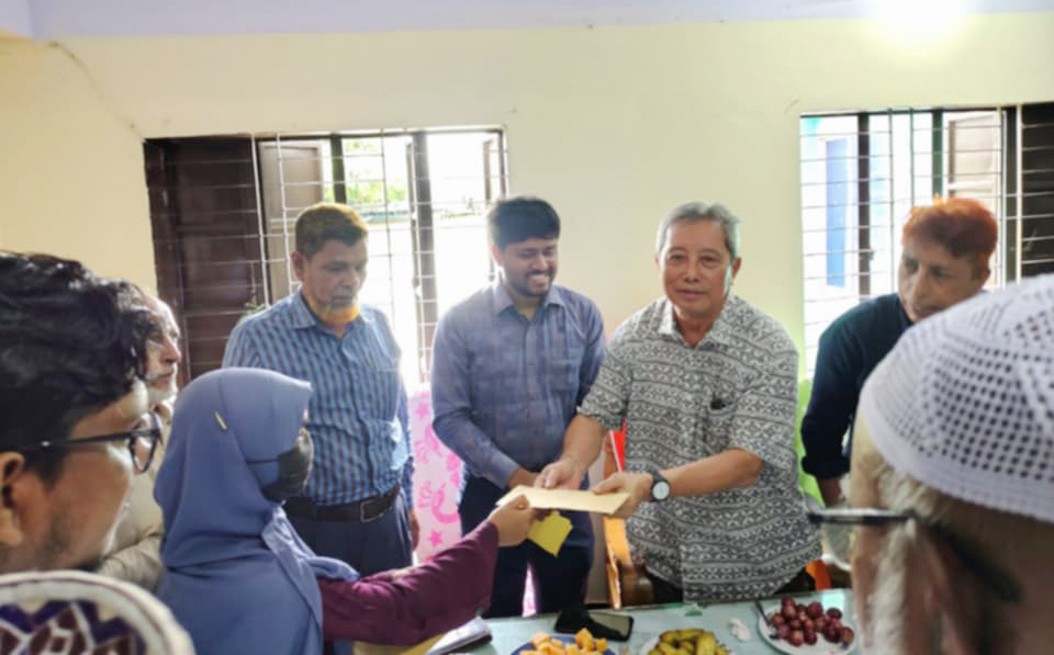লংগদু উপজেলায় অগ্নিকাণ্ডে ক্ষতিগ্রস্ত বাজার পরিদর্শনে রাঙ্গামাটি জেলা পরিষদ চেয়ারম্যান