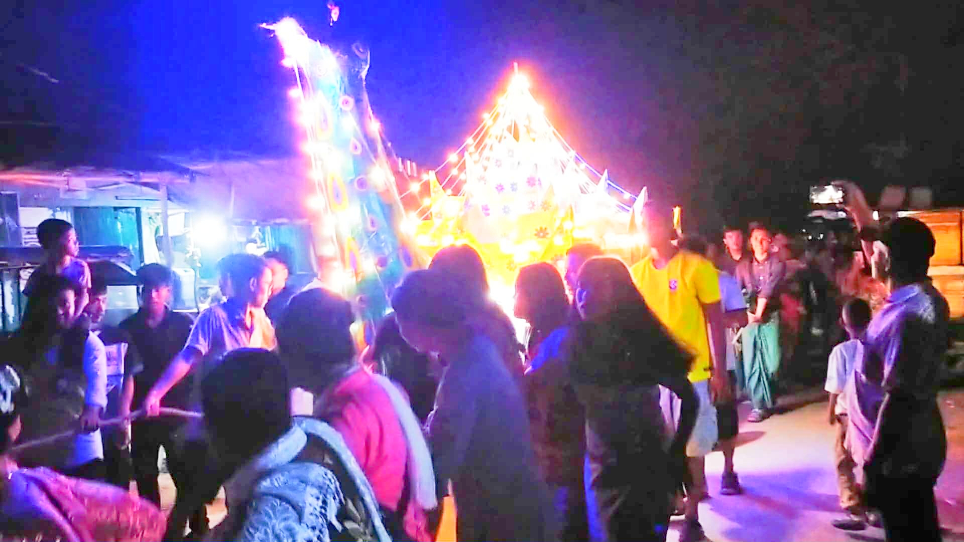 কাপ্তাই ঐতিহ্যবাহী পোশাকে মারমা সম্প্রদায়ের বর্ণাঢ্য রথ টানা উৎসব