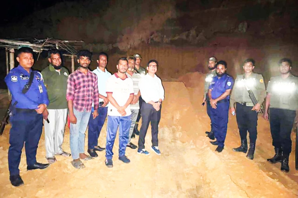 রামগড়ে গভীর রাতে পাহাড় কাটায় এক লাখ টাকা জরিমানা