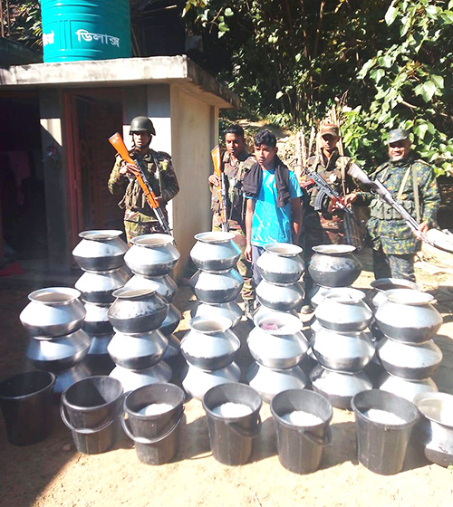 কাউখালীতে যৌথবাহিনীর অভিযানে মদ উৎপাদনের বিপুল পরিমাণ সরান্জাম ও ইউফিডিএফের রশিদ বই উদ্ধার