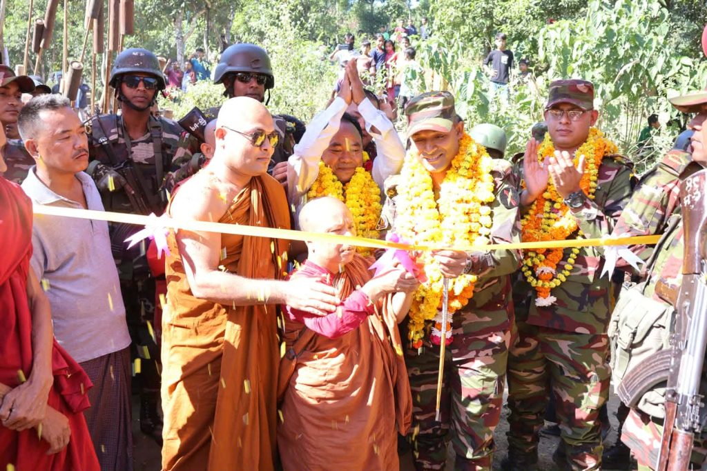 আলীকদমে বৌদ্ধ সম্প্রদায়ের পাশে মানবিক সহায়তায় সেনাবাহিনী।