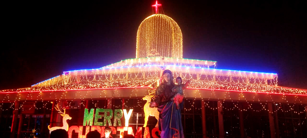ক্রিষ্টমাস ডে ‘২৫ উপলক্ষে খ্রিষ্টান ধর্মাবলম্বীদের দেশব্যাপী গীর্জায় আলোকসজ্জা– ছবিটি ঢাকা তেজগাঁও গির্জা থেকে তোলা