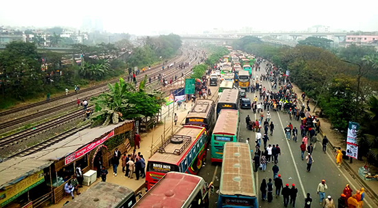 বিএনপির ভারপ্রাপ্ত চেয়ারম্যান তারেক রহমানের দিকনির্দেশনা শুনতে ঢাকায় নেতাকর্মীদের গাড়িবহর