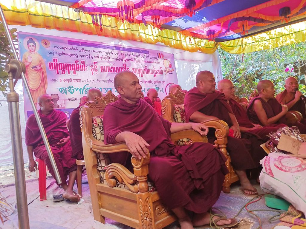 পাহাড়ের ঢালে সোনালি রঙে দুলছে ধানের ক্ষেত !