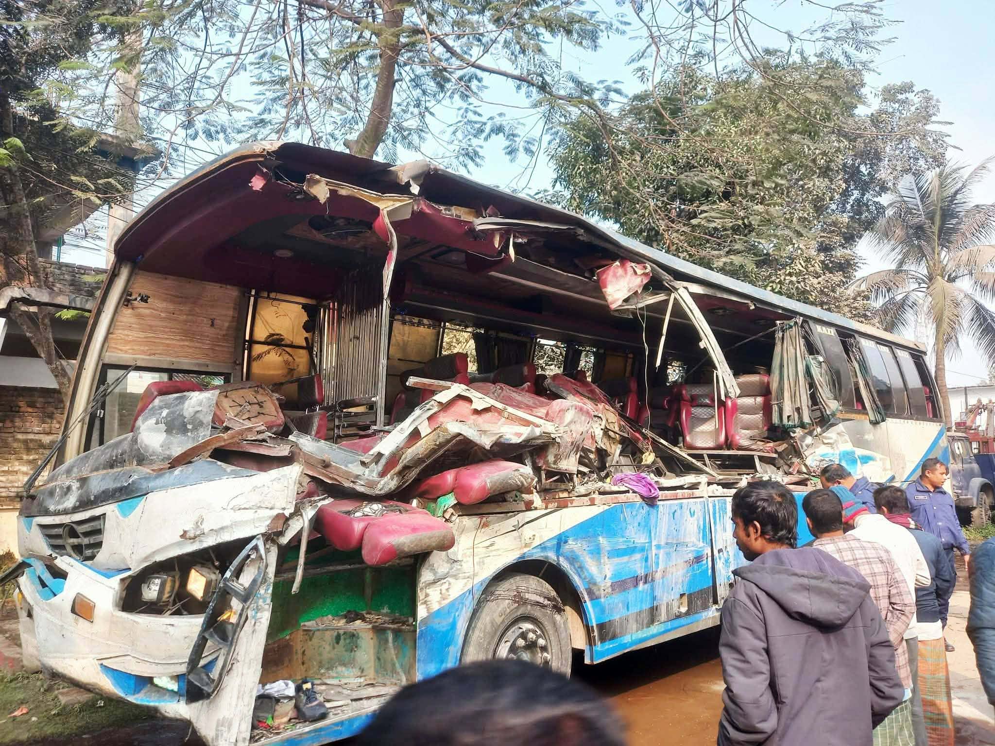 ওভারটেক করতে গিয়ে বাস-ট্রাক সংঘর্ষে দুই বাসযাত্রী নিহত