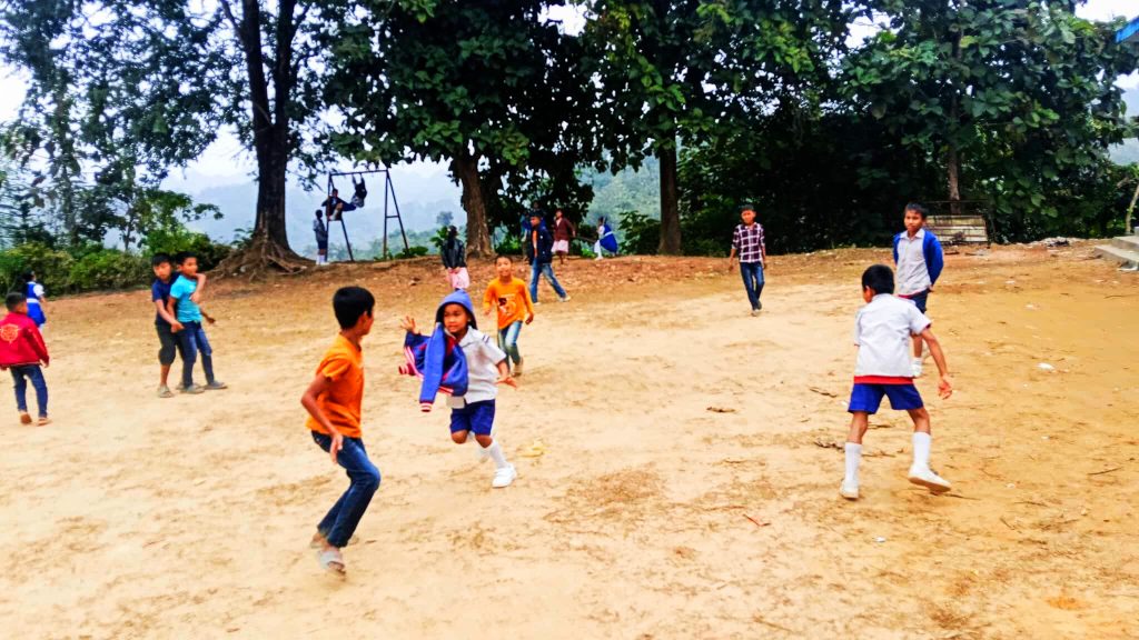 পাহাড়ের শিশুরা শিক্ষার পাশাপাশি বিনোদনেও পিছিয়ে 