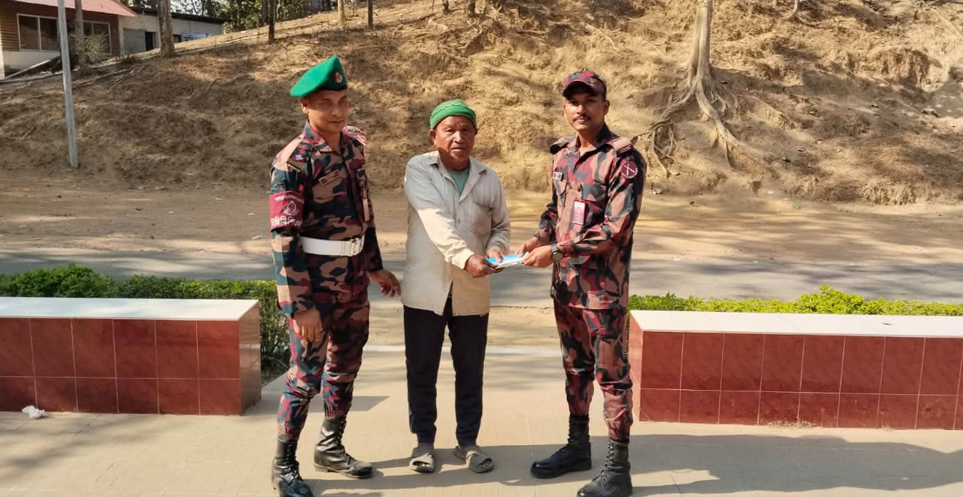 সাজেকে ৫৪ বিজিবির উদ্যোগে অসহায় পাহাড়ি পরিবারকে আর্থিক সহায়তার প্রদান