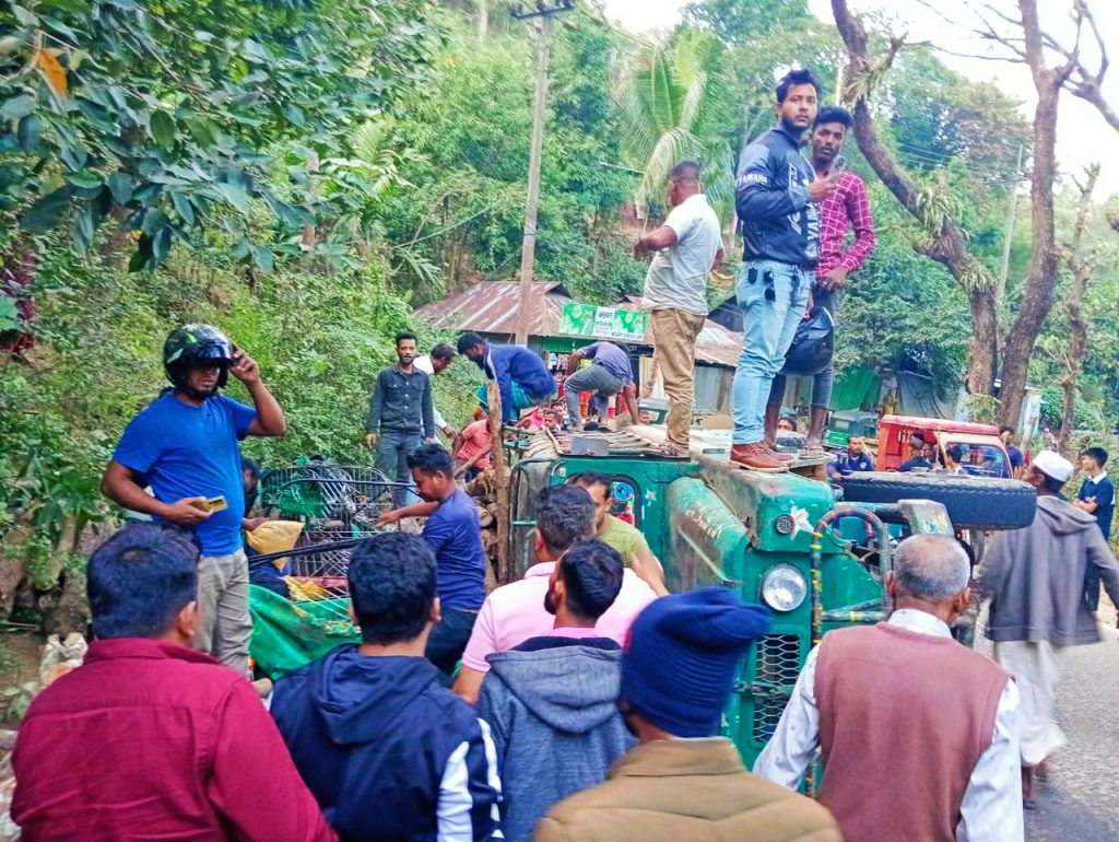 কাপ্তাই সড়কে রক্তক্ষয়ী সংঘর্ষ : চাঁদের গাড়ি ও সিএনজির ধাক্কায় আহত ৬