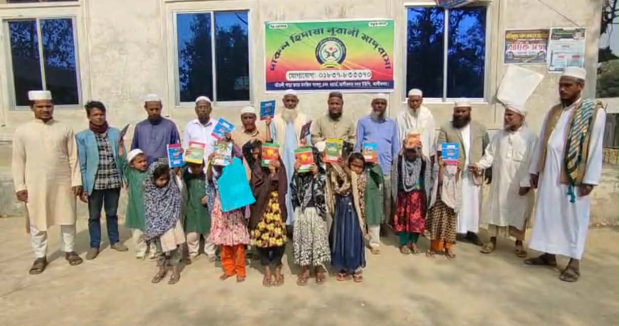 আলীকদম জাতীয়তাবাদী ওলামা দলের পক্ষ থেকে শিক্ষার্থীদের শিক্ষা সামগ্রী বিতরণ