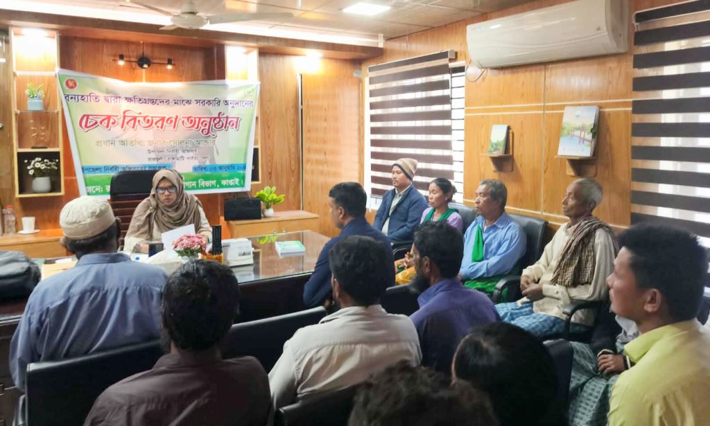 রাজস্থলীতে বন্যহাতির ক্ষতিগ্রস্ত পরিবারের মাঝে সরকারি অনুদানের চেক বিতরণ