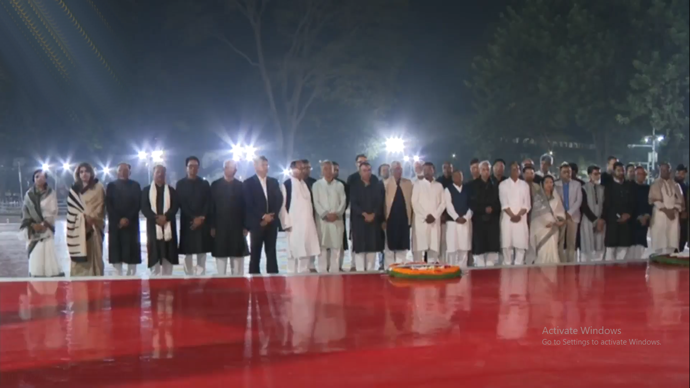 মহান ভাষা আন্দোলনে সকল শহীদদের স্মরণে প্রধানমন্ত্রী তারেক রহমানের নেতৃত্বে মন্ত্রি পরিষদ কেন্দ্রীয় শহীদ মিনারে পুষ্পস্তবক ও শ্রদ্ধা নিবেদন করলেন