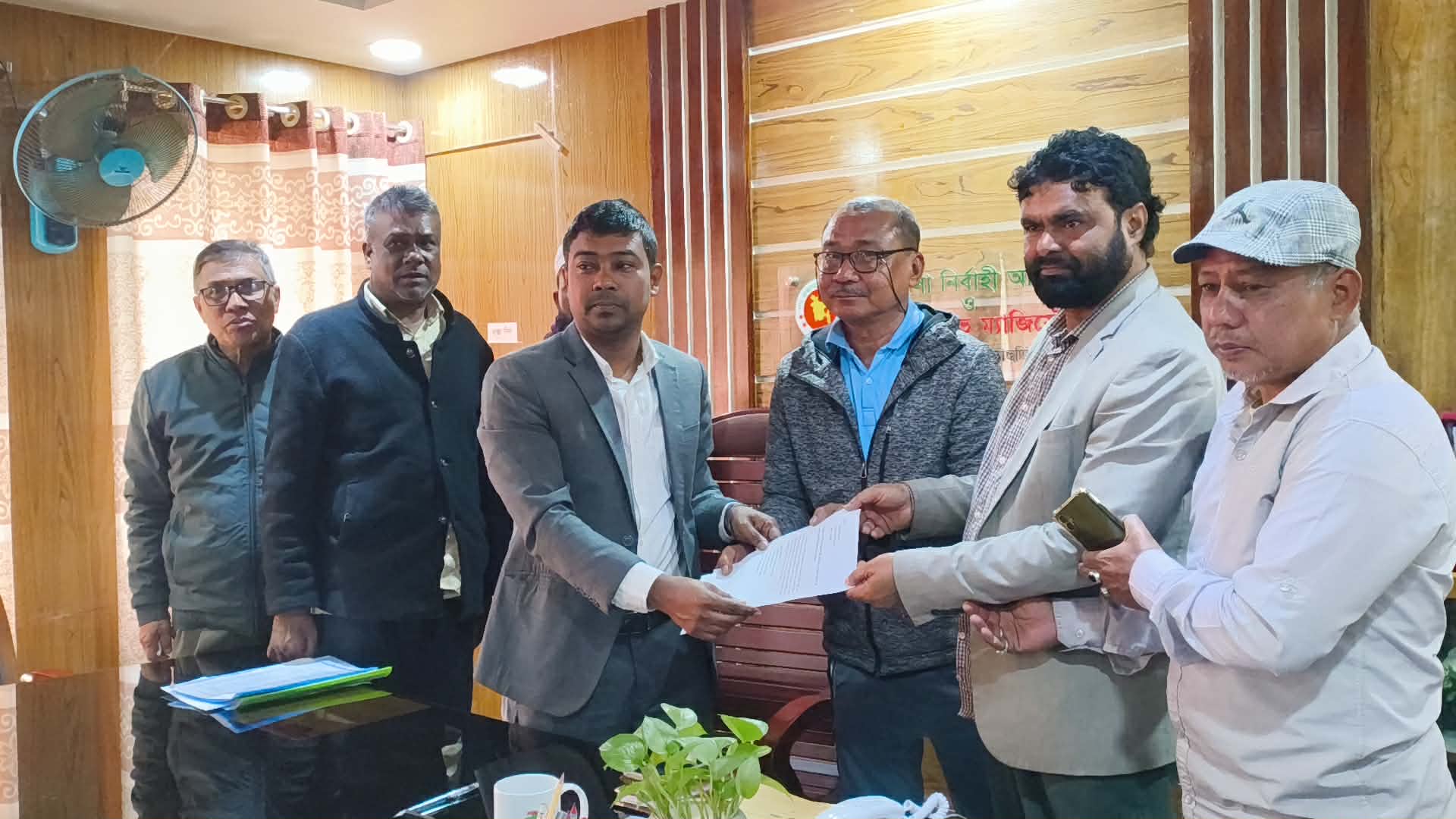 দিঘীনালা পোষ্ট অফিসে পোস্টাল ব্যালটে অনিয়মের অভিযোগ, দোষীদের গ্রেপ্তারের দাবিতে উপজেলা নির্বাহী অফিসারের বরাবর দরখাস্ত