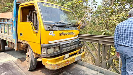 কাপ্তাইয়ে বেইলি ব্রিজে ইটবোঝাই ট্রাক দুর্ঘটনা ; চট্টগ্রাম-কাপ্তাই সড়কে যান চলাচল ব্যাহত