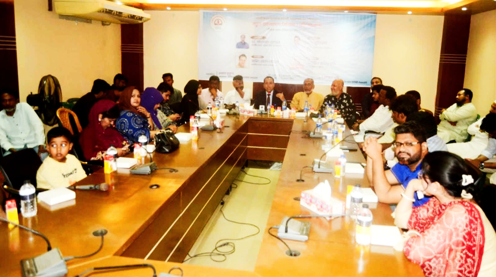 চাইথোয়াইমং মারমা, বিশেষ প্রতিবেদক :  পলিটিক্যাল রিপোর্টার্স ইউনিটি পিআরইউ আয়োজিত “নতুন বাংলাদেশ বিনির্মাণে প্রতিবন্ধকতা” শীর্ষক গোলটেবিল আলোচনাতে উপস্থিত ছিলেন মাধ্যমিক ও উচ্চ মাধ্যমিক শিক্ষা বোর্ডের চেয়ারম্যান চট্টগ্রামের প্রফেসর আবদুল্লাহ আল মামুন চৌধুরী ; আন্তর্জাতিক বিশ্বতান এর উপদেষ্টা নাহিদা আক্তার (চট্টগ্রাম মহানগর জাসাস) জনপ্রিয় কন্ঠ শিল্পী এস,বি সুমি সুফিয়ান (চট্টগ্রাম মহানগর জাসাস) ; ফাতেমা খানম লিজা (মুখপাত্র- চট্রগ্রাম বৈষম্য বিরোধী ছাত্র আন্দোলন) নরেন সাহা (প্রতিষ্ঠাতা সভাপতি- আন্তর্জাতিক বিশ্বতান) ; অপর্ণা চৌধুরী (সভাপতি- আন্তর্জাতিক বিশ্বতান) প্রমুখ।