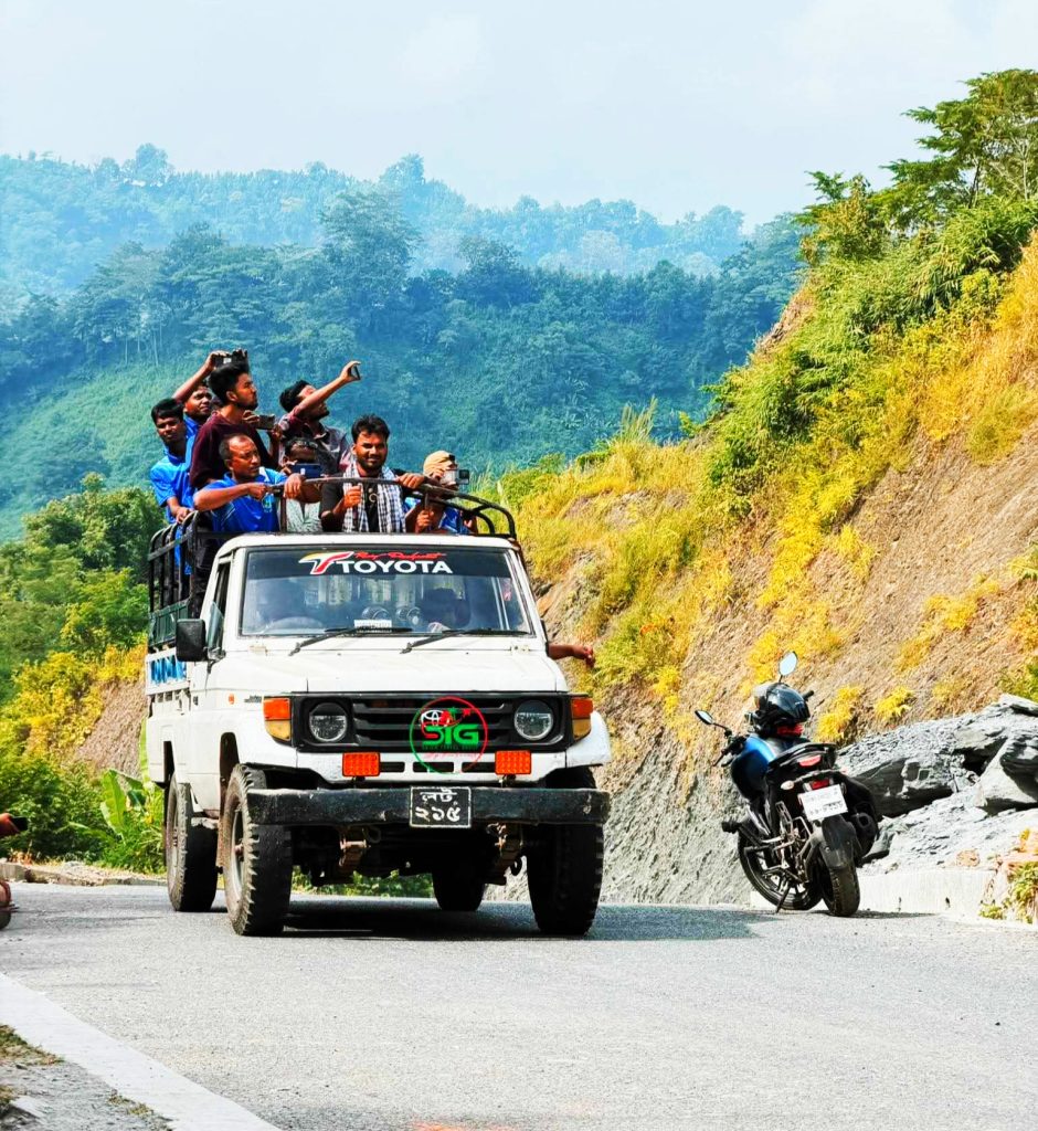 রামগড়ে ৪৩ বিজিবির অভিযানে ১১৮ বোতল বিদেশি মদ উদ্ধার