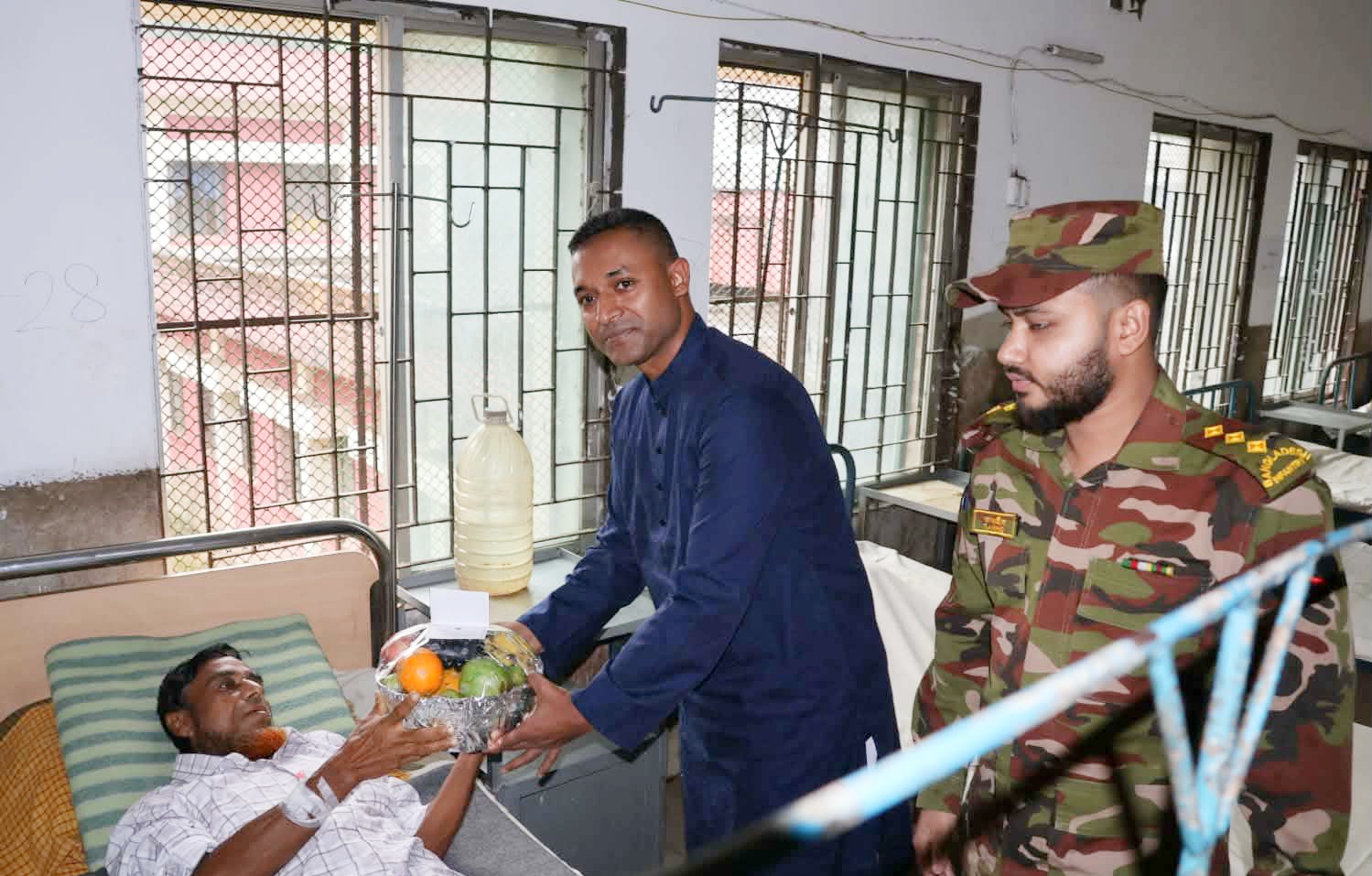 আলীকদম স্বাস্থ্য কমপ্লেক্সে সেনাবাহিনীর ঈদ শুভেচ্ছা ও মানবিক সহায়তা