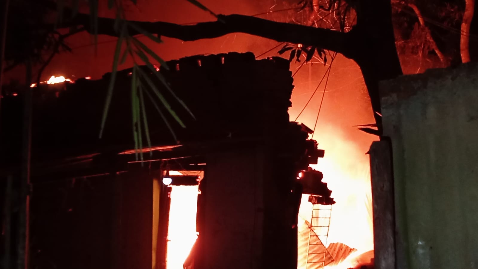 কাপ্তাইয়ে কলাবাগান এলাকায় ভয়াবহ অগ্নিকাণ্ড, দুই পরিবারের সর্বস্বান্ত