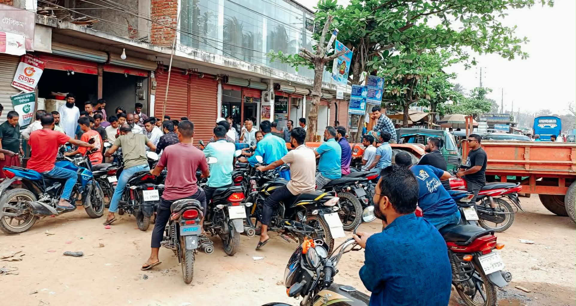 রামগড়ে জ্বালানি তেলের সংকট, খুচরা দোকানে উপচে পড়া ভিড়