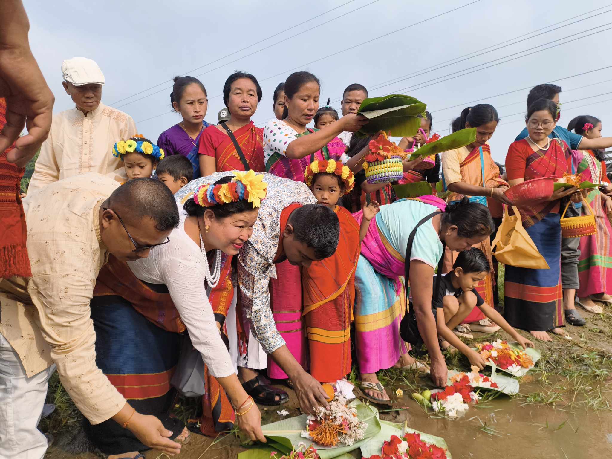 মাইনি নদীতে ফুল বাসানোর মধ্যে দিয়ে তিন দিনের বিজু উৎসব শুরু
