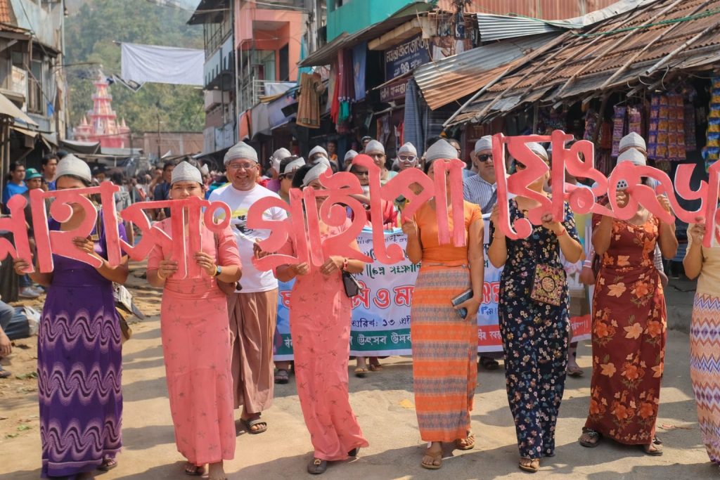 সাজেক এতিমখানায় সেনাবাহিনীর পক্ষ থেকে খাদ্যদ্রব্য বিতরণ