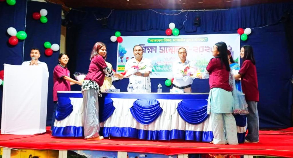 শতাধিক বৌদ্ধ ভিক্ষুকে পিন্ডদান দিলেন দীঘিনালা ভৈরফা এলাকাবাসি