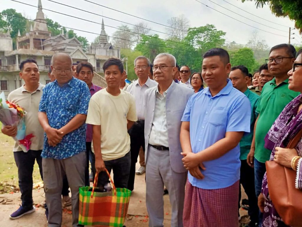 ঐতিহাসিক চিৎমরম বিহারে ধর্মীয় আচার-অনুষ্টানে শামিল হলেন – –  সন্তু লারমা
