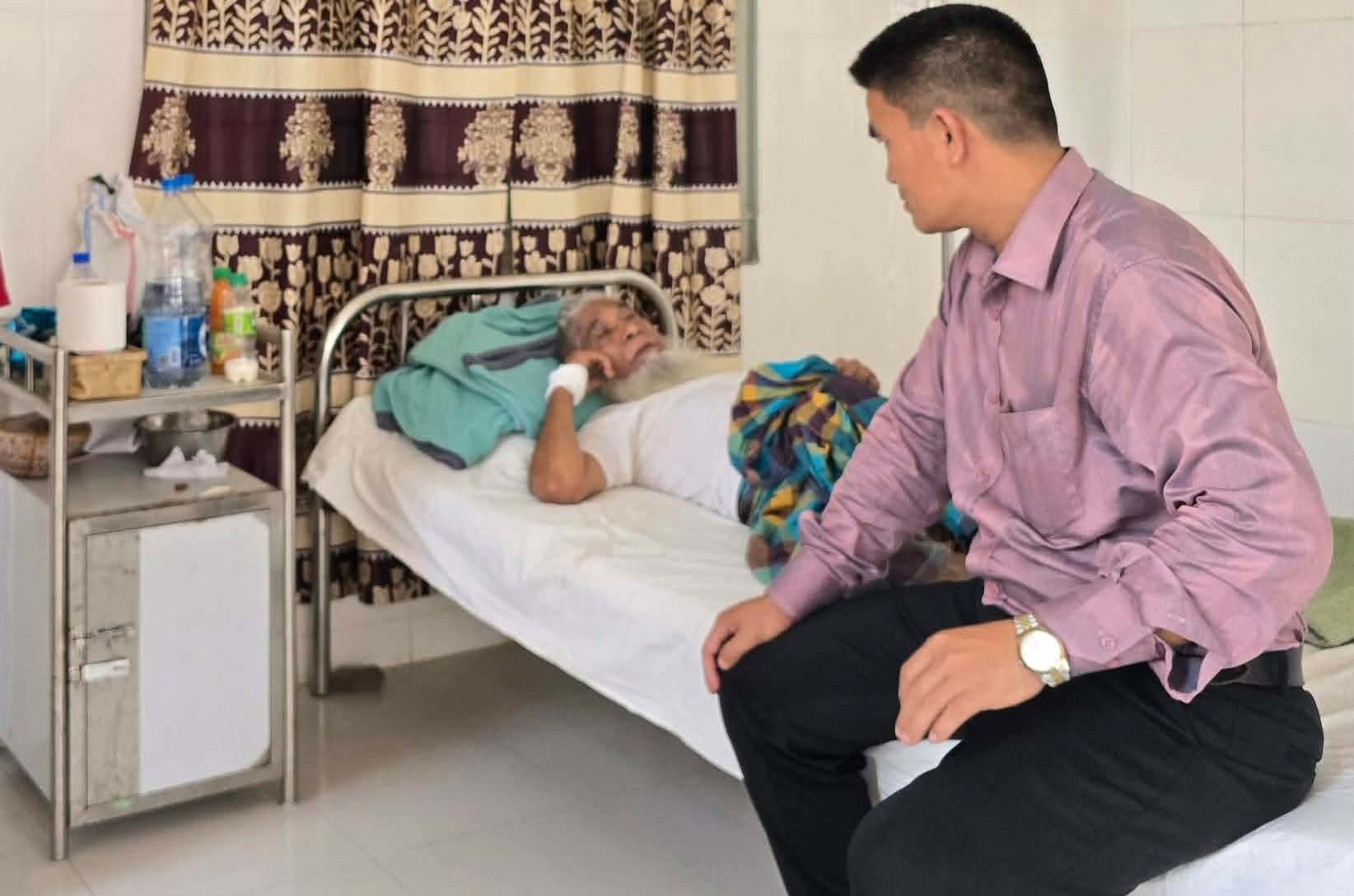 হাসপাতালের চিকিৎসাধীন অবস্থায় বিএনপির সভাপতি এমএ সালাম ফকির 