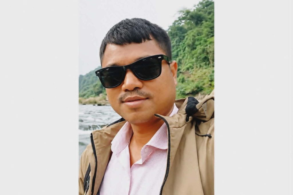 সেনাবাহিনী পিক-আপ ভ্যানের সাথে ঔষধ কোম্পানী কাভার ভ্যানের সংঘর্ষ