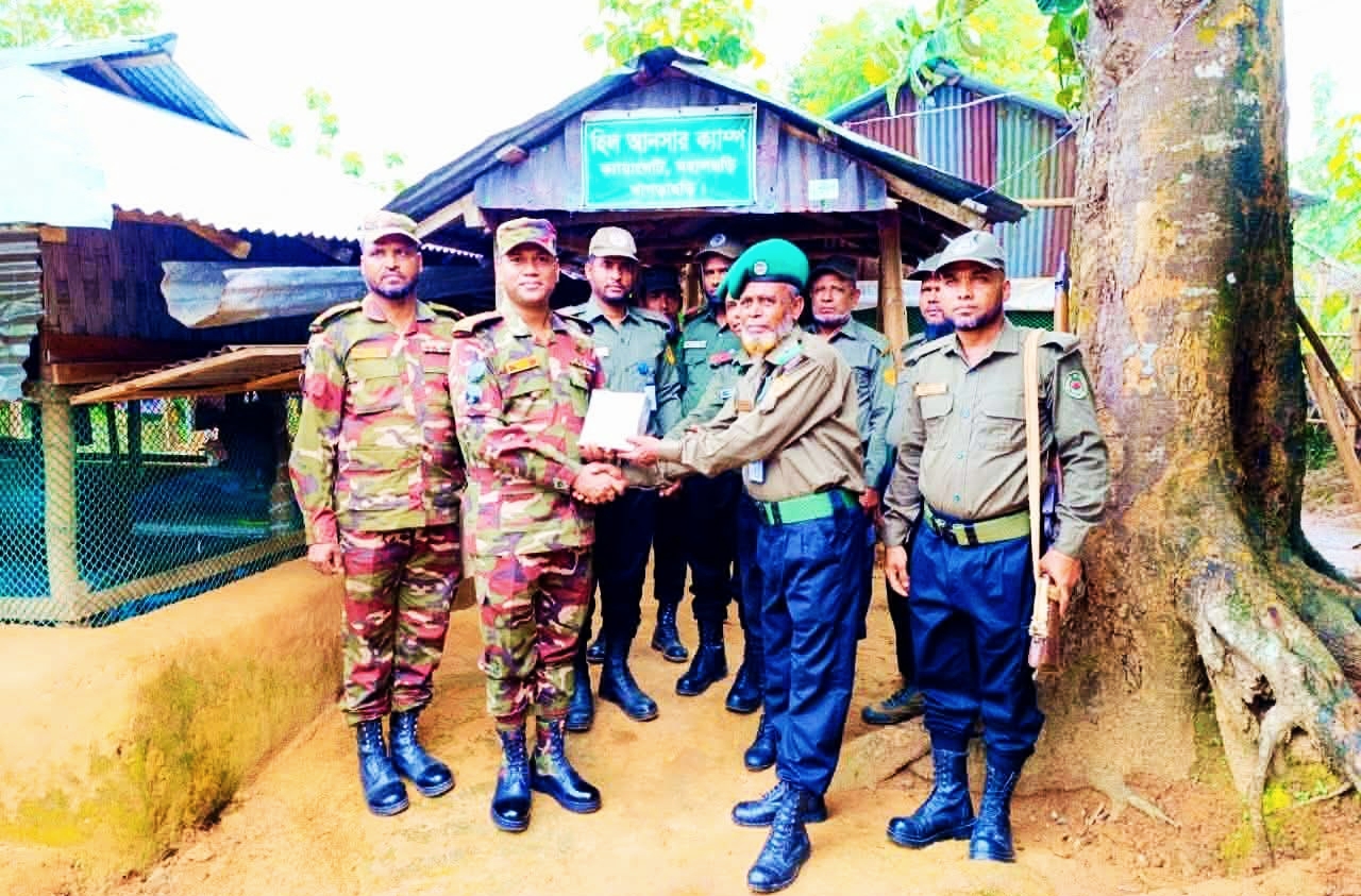 হিল আনসার ক্যাম্প পরিদর্শনে মহালছড়ি জোন অধিনায়ক