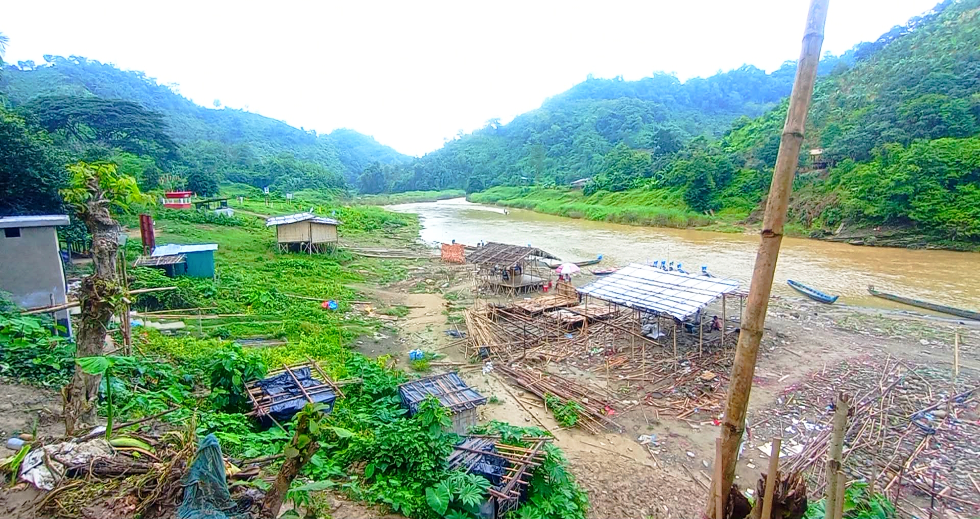 থানচিতে সাঙ্গু নদীর তীরে তিন্দুর অস্থায়ী বাজার