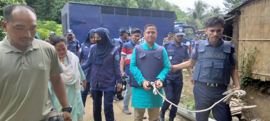 কারাগারের শিকল পেরিয়ে মায়ের শেষ বিদায়ে লোঙা খুমি