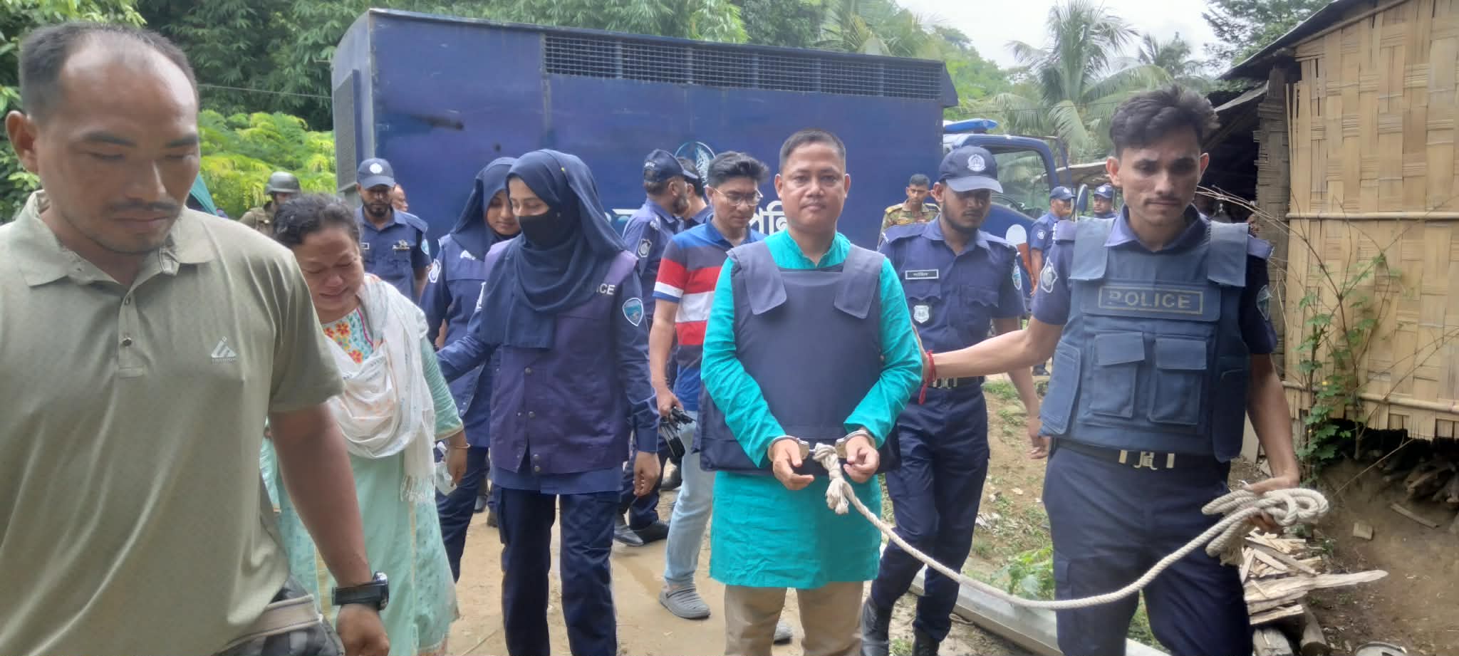 কারাগারের শিকল পেরিয়ে মায়ের শেষ বিদায়ে লোঙা খুমি