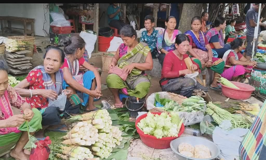 জমজমাট দীঘিনালা লারমা স্কয়ারের সবজি বাজারে শতাধিক নারী বিক্রেতার প্রাণচাঞ্চল্য