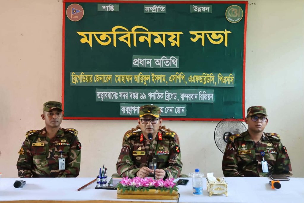 কাপ্তাইয়ে বিলুপ্ত রাজ ধনেশ ও টিয়া পাখির বাচ্চা উদ্ধার