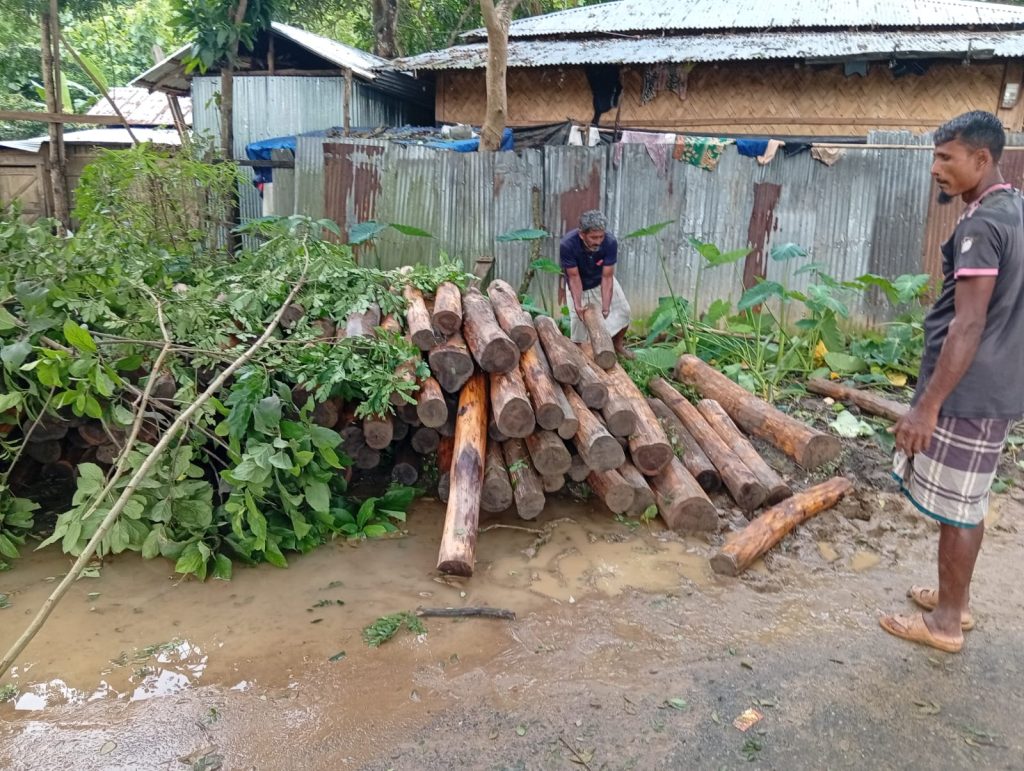 প্রাকৃতিক দুর্যোগে ক্ষতিগ্রস্তদের পাশে রামগড় ৪৩ বিজিবি, খাদ্যসামগ্রী বিতরণ