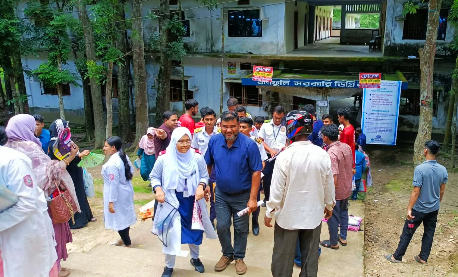 কাপ্তাইয়ে উৎসবমুখর পরিবেশে এইচএসসি পরীক্ষা শুরু: প্রথম দিনে অনুপস্থিত ১৬