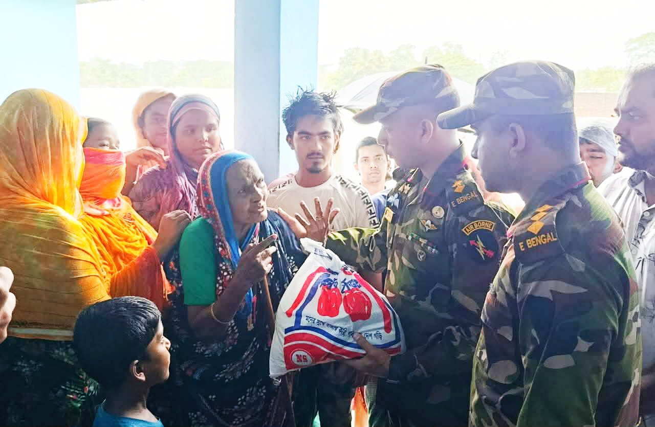 দীঘিনালা জোনের উদ্যোগে বন্যার্তদের মাঝে ত্রাণ বিতরণ