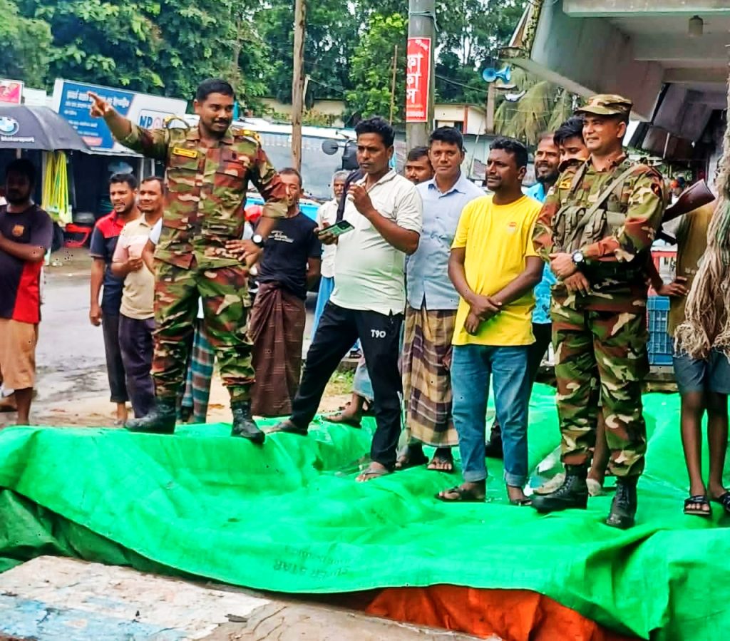 বাঙ্গালহালিয়ায় জলাবদ্ধতা নিরসনে সেনাবাহিনীর জরুরি উদ্যোগ, ড্রেন পরিষ্কারে স্বস্তি ফিরছে প্লাবিত এলাকায়