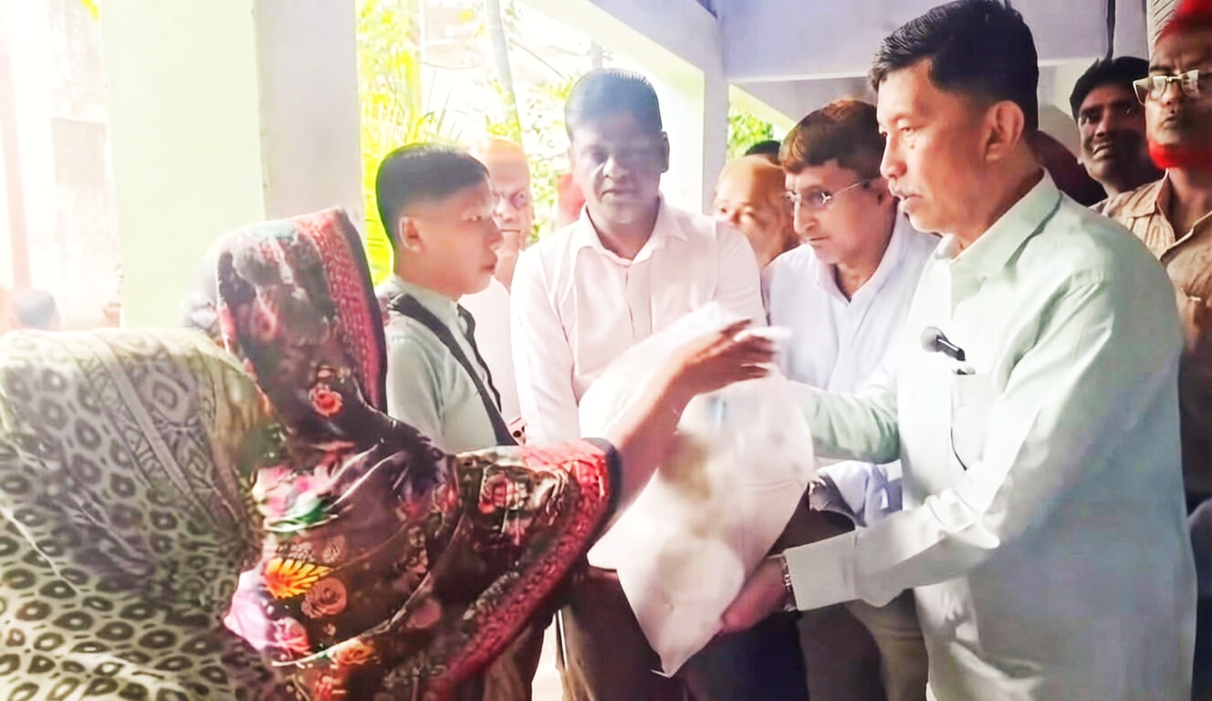 বাঘাইছড়িতে বন্যাদুর্গত মানুষের পাশে এমপি দীপেন দেওয়ান