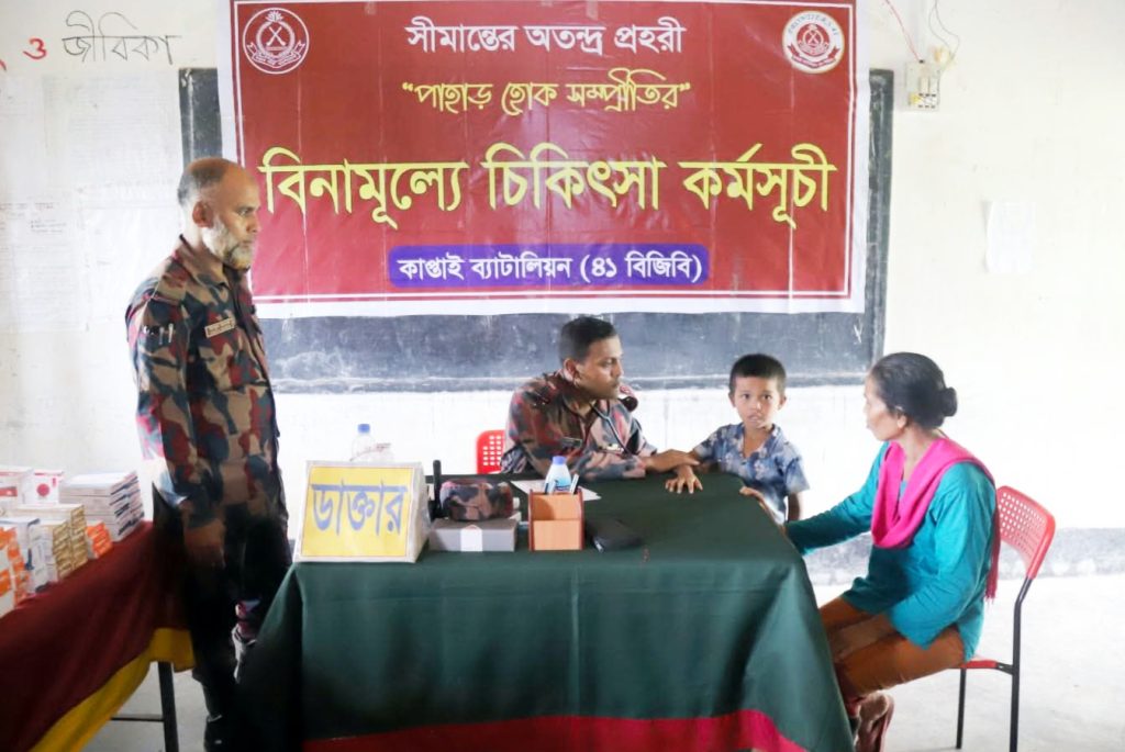 কাপ্তাইয়ে পাহাড় ধসে ক্ষতিগ্রস্ত ২৬০ জনের পাশে ৪১ বিজিবি
