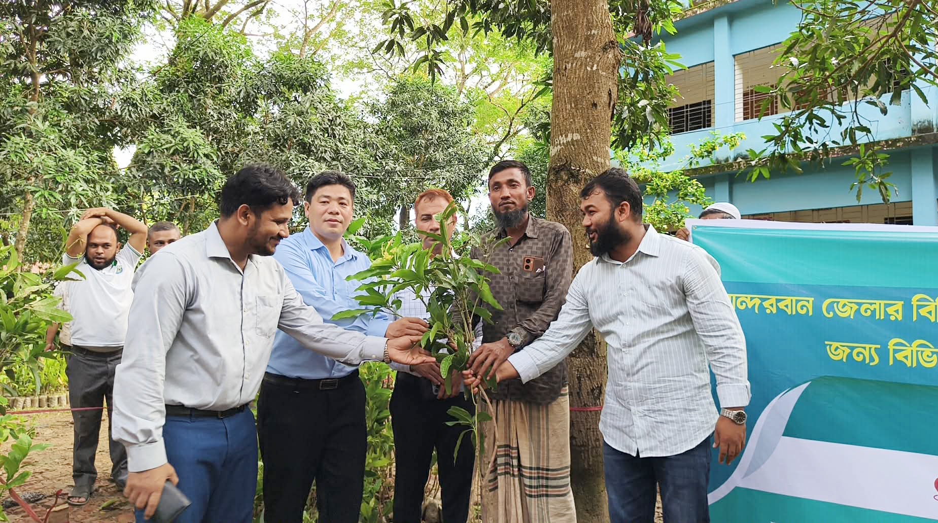 বান্দরবান জেলা পরিষদ কর্তৃক আলীকদমে কৃষকদের মাঝে ফলজ ও বনজ চারা বিতরণ
