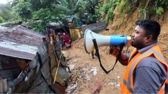 টানা বৃষ্ঠিতে চট্টগ্রামে পাহাড়ধসের শঙ্কা, ঝুঁকিপূর্ণ এলাকায় মাইকিং