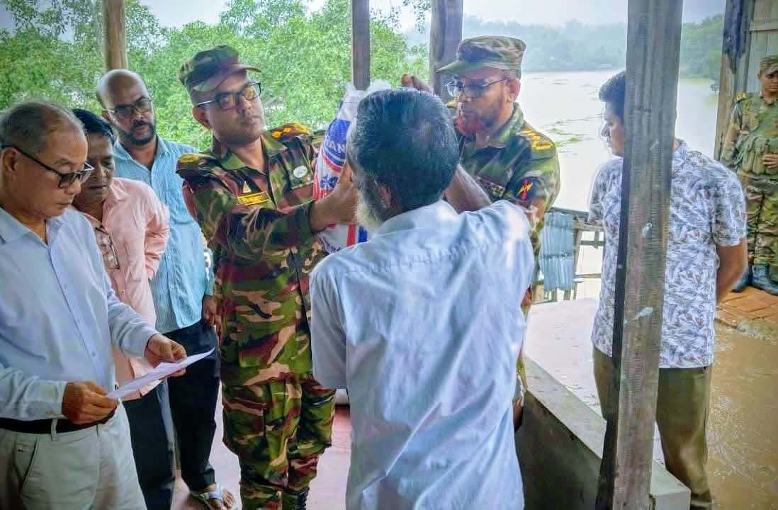 বিলাইছড়িতে বন্যা দুর্গতদের পাশে সেনা জোন 