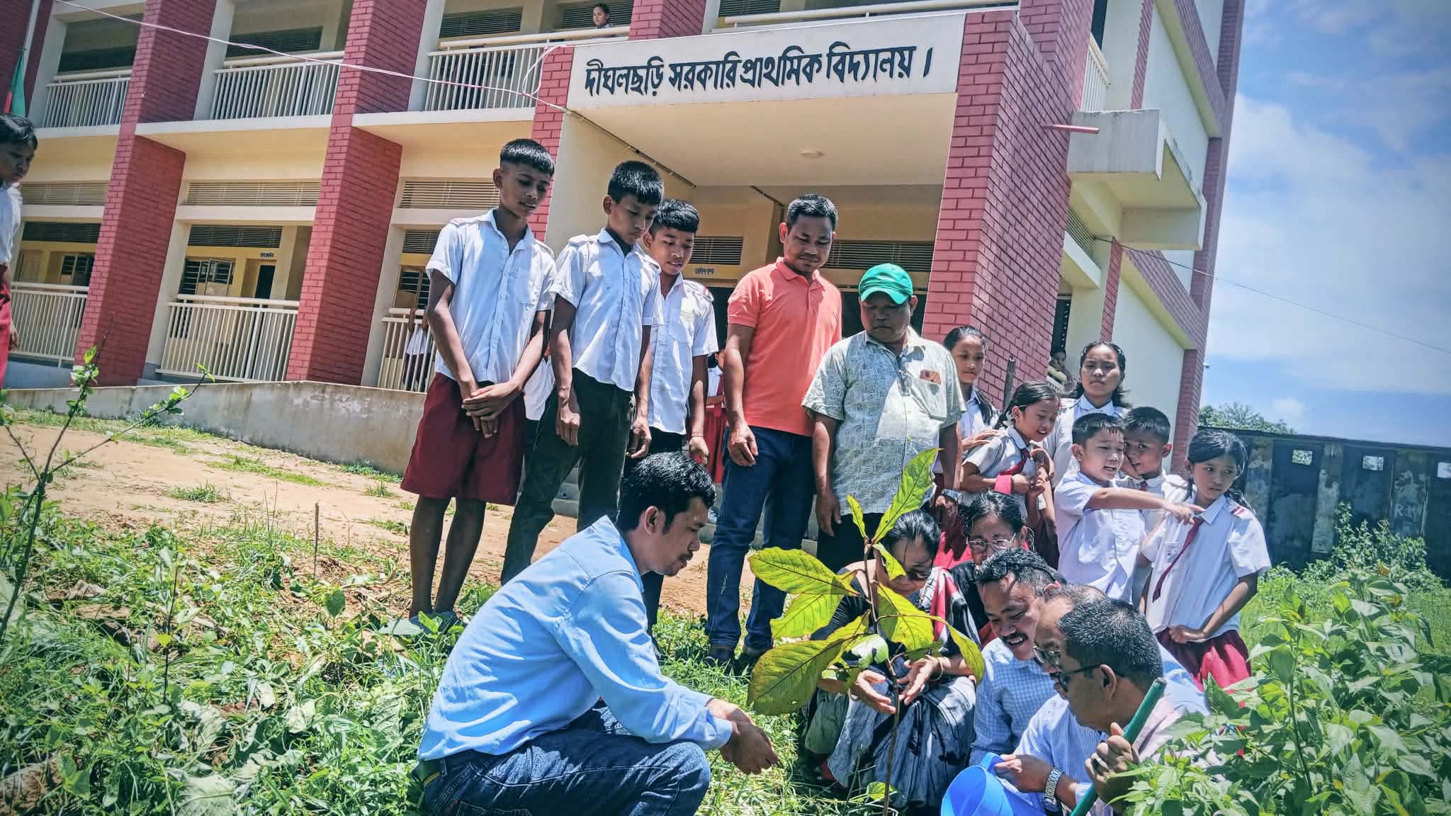 দীঘলছড়ি আবাসিক সরকারি প্রাথমিক বিদ্যালয়ে বৃক্ষরোপণ কর্মসুচি উদ্বোধন
