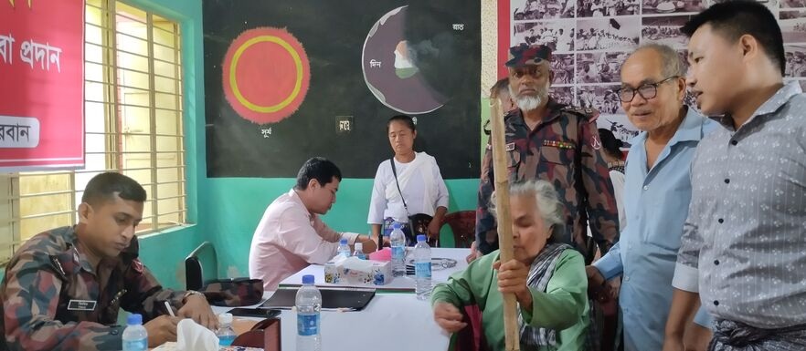 রোয়াংছড়িতে বিজিবির ৩১২ বন্যা দূর্গতকে বিনামূল্যে চিকিৎসা ও ওষুধ বিতরণ।